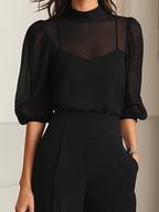 Valentina | Conjunto negro de tres piezas, compuesto por un top camisola transparente y pantalones de pernera ancha.”